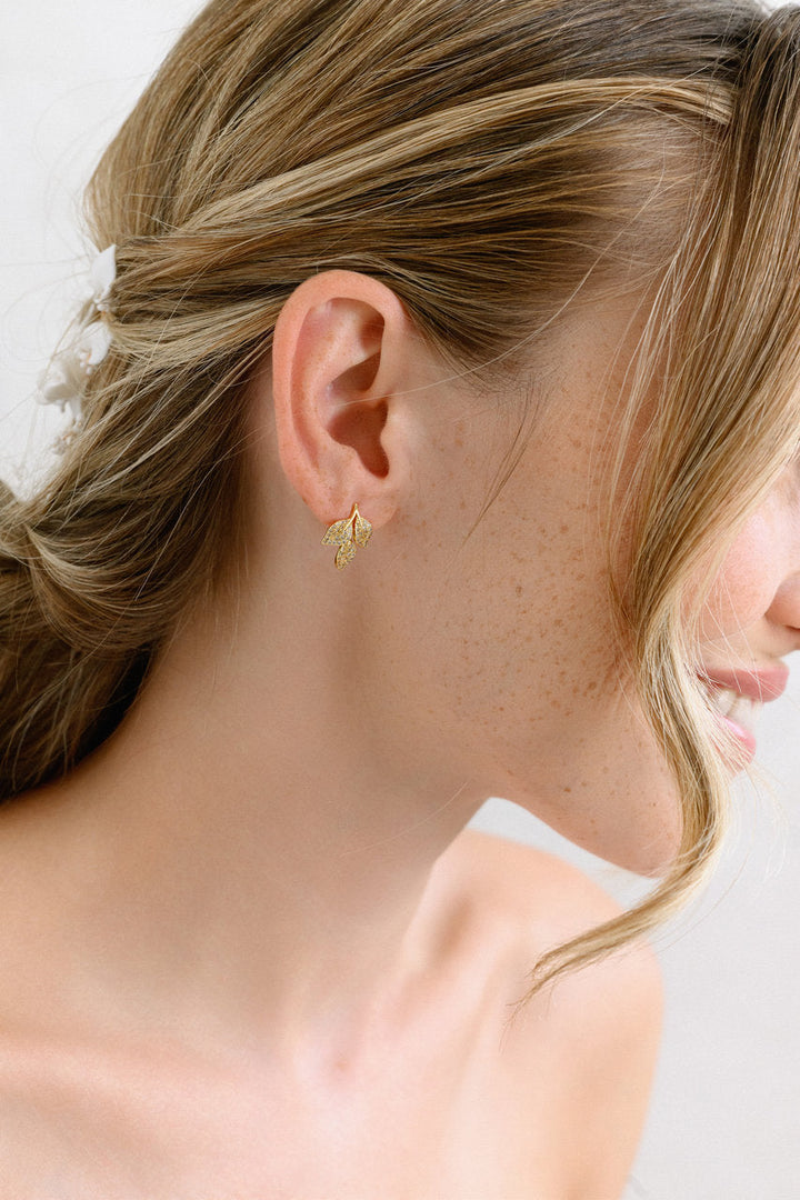 Boucles d'oreilles de mariée ER360 – feuilles et zircons, dorées G.Westerleigh, photo portée 2