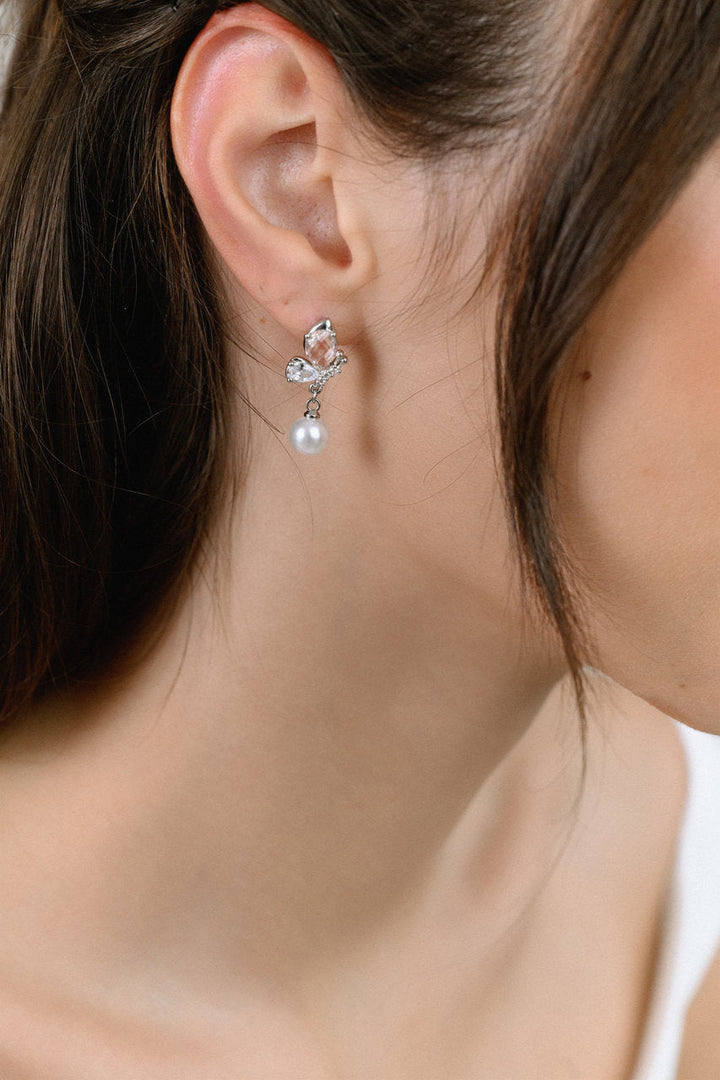 Boucles d'oreilles de mariée ER404 – papillon rose poudré et perle, argent G.Westerleigh, photo portée 2