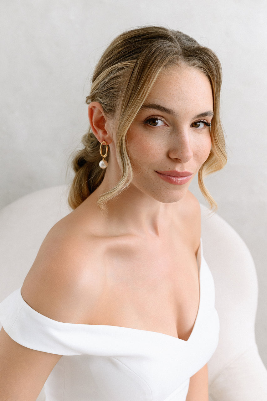 Boucles d'oreilles de mariée ER463 – ovales et perle suspendue, dorées G.Westerleigh, photo portée 1