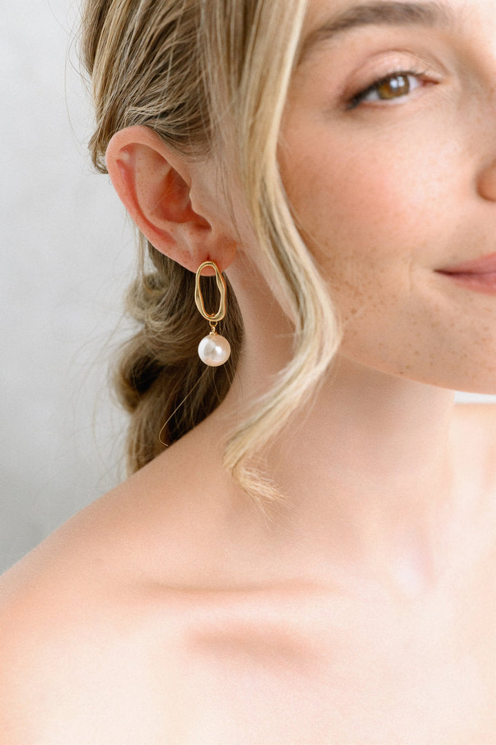 Boucles d'oreilles de mariée ER463 – ovales et perle suspendue, dorées G.Westerleigh, photo portée 2