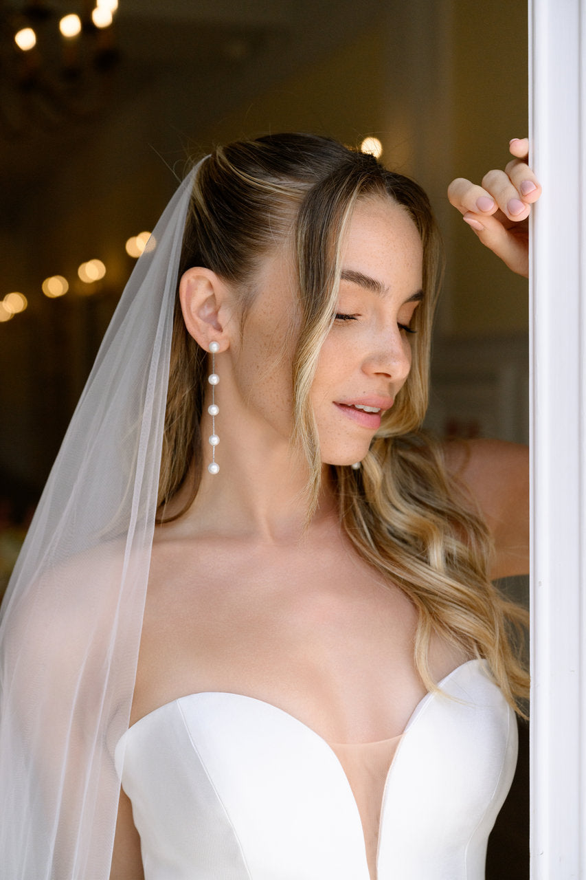 Boucles d'oreilles de mariée ER512 – longues perles alternées, argent G.Westerleigh, photo portée 1