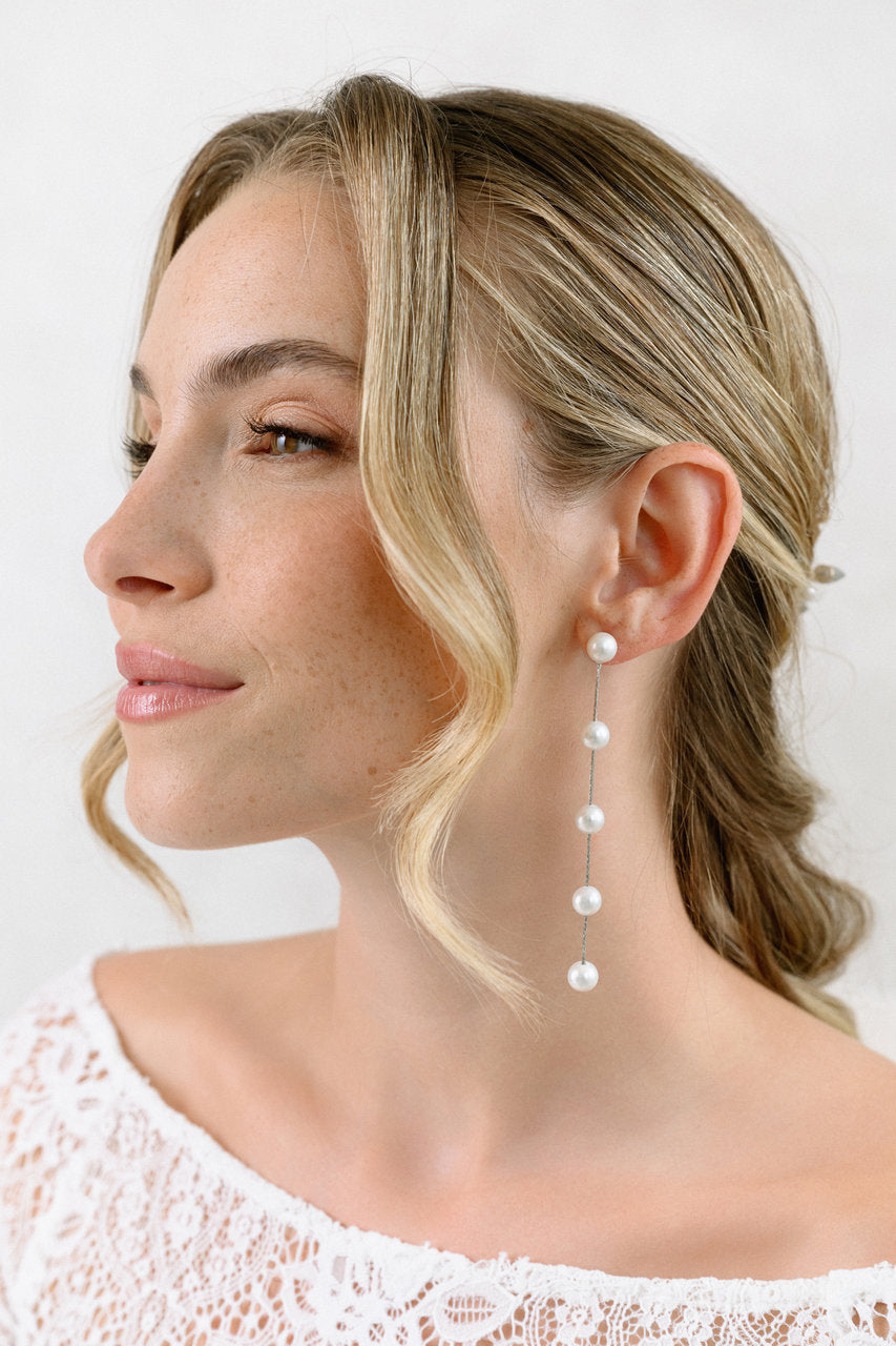 Boucles d'oreilles de mariée ER512 – longues perles alternées, argent G.Westerleigh, photo portée 2