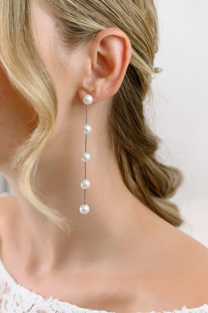 Boucles d'oreilles de mariée ER512 – longues perles alternées, argent G.Westerleigh, photo portée 3