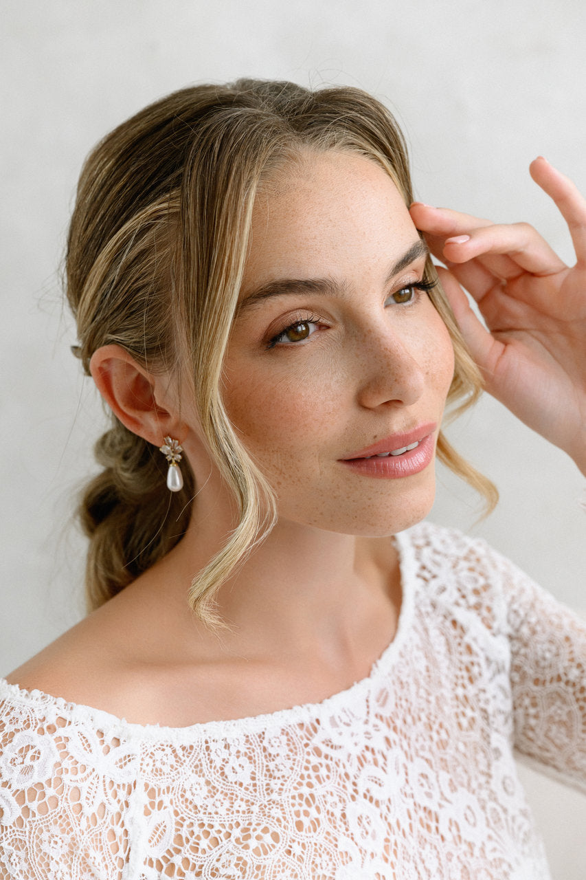 Boucles d'oreilles de mariée ER5343 – zircons et goutte de perle, dorées G.Westerleigh, photo portée 1