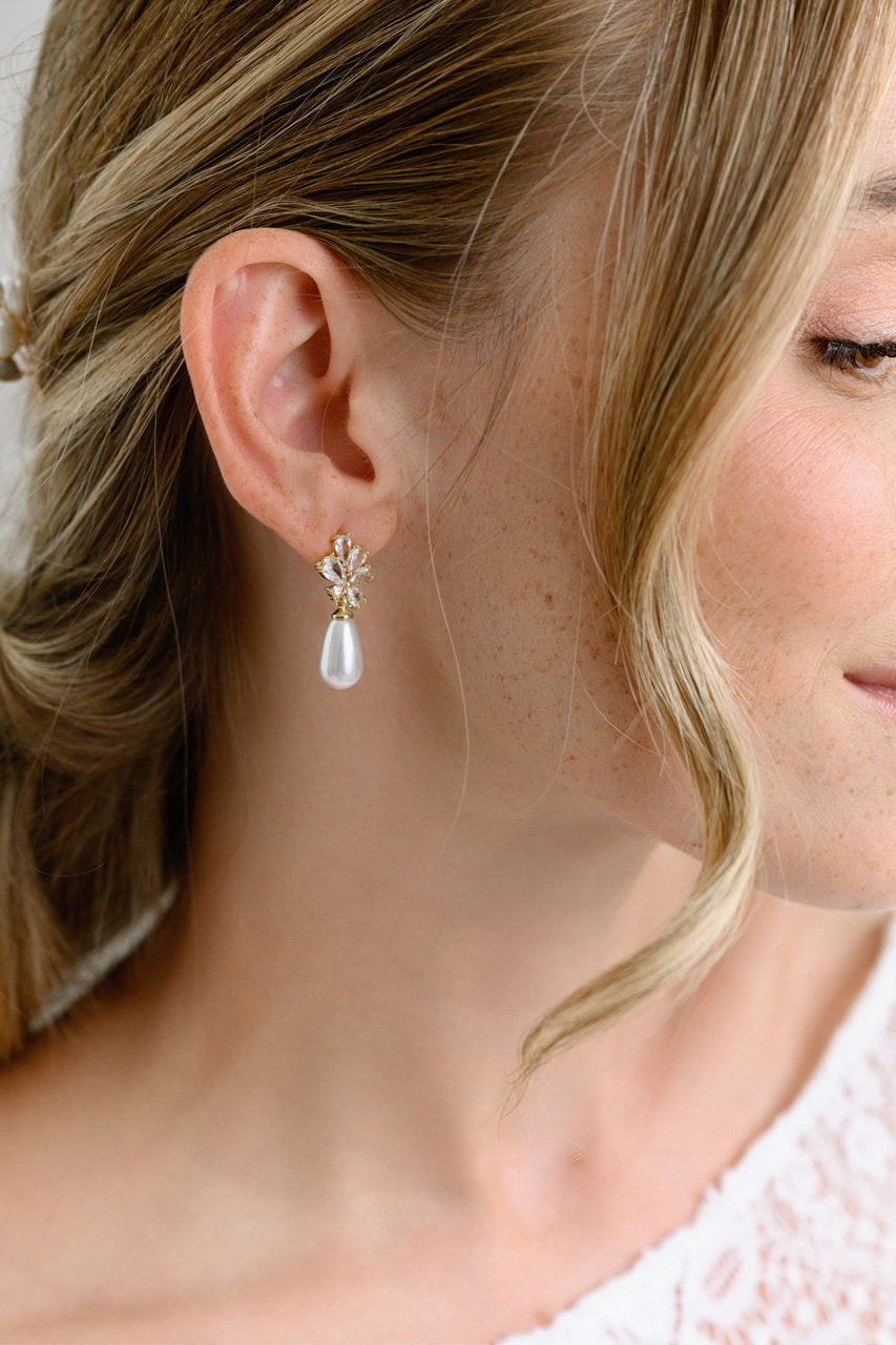 Boucles d'oreilles de mariée ER5343 – zircons et goutte de perle, dorées G.Westerleigh, photo portée 2