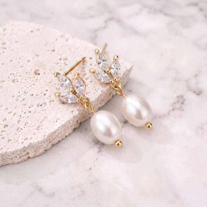 Boucles d'oreilles de mariée ER5377 – feuilles zircons et perle, dorées G.Westerleigh