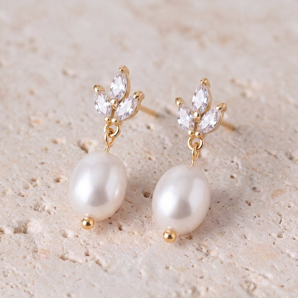 Boucles d'oreilles de mariée ER5377 – feuilles zircons et perle, dorées G.Westerleigh