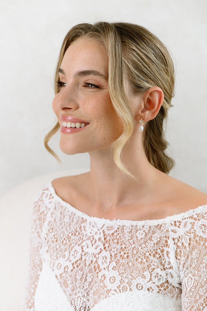 Boucles d'oreilles de mariée ER5377 – feuilles zircons et perle, dorées G.Westerleigh, photo portée 1