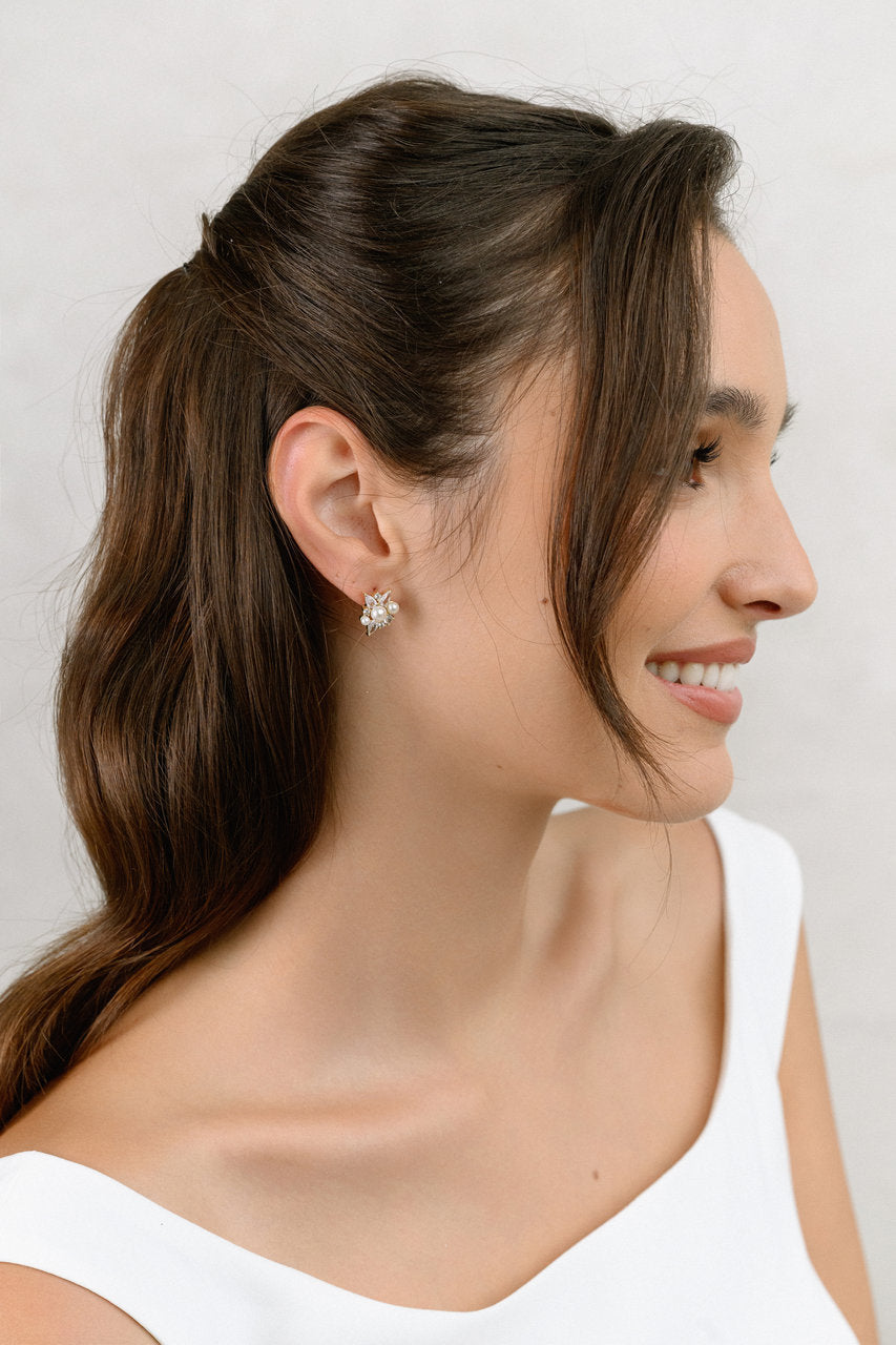 Boucles d'oreilles de mariée ER5549 – fleur perles et zircons, dorées G.Westerleigh, photo portée 1