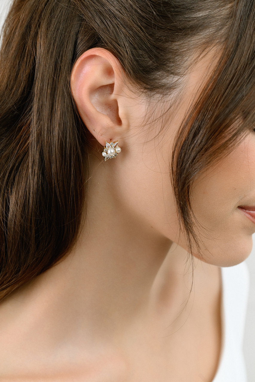 Boucles d'oreilles de mariée ER5549 – fleur perles et zircons, dorées G.Westerleigh, photo portée 2