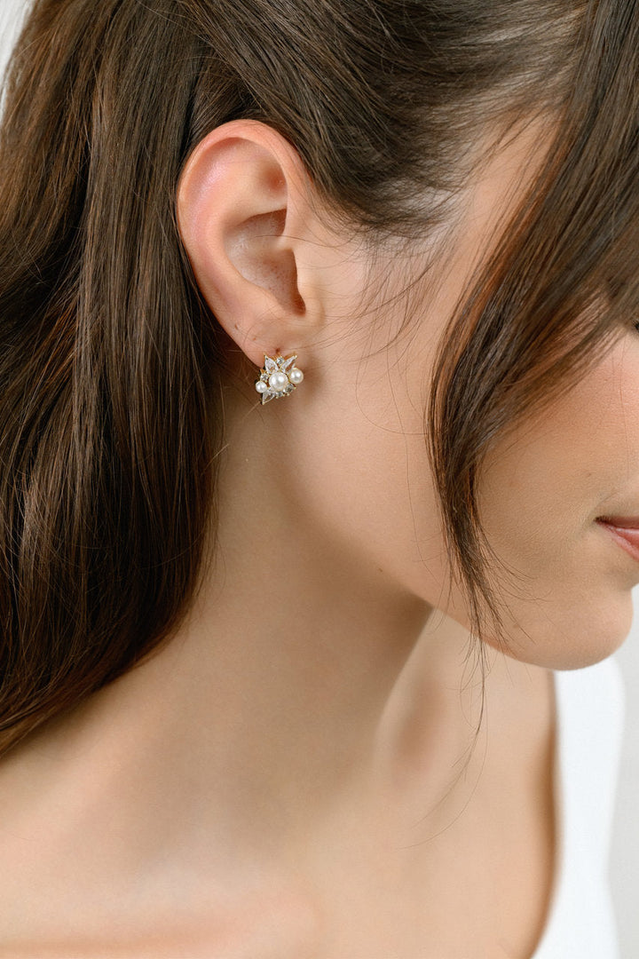 Boucles d'oreilles de mariée ER5549 – fleur perles et zircons, dorées G.Westerleigh, photo portée 2