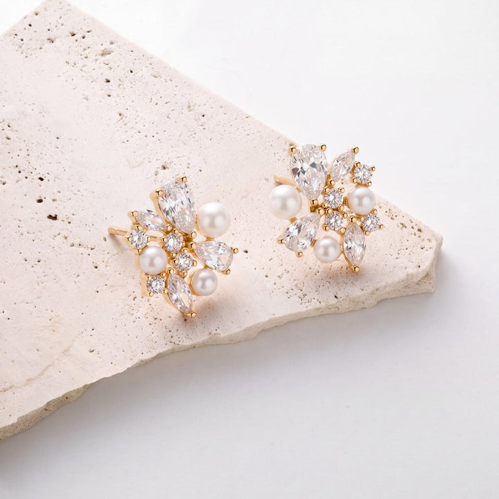 Boucles d'oreilles de mariée ER5552 – puces florales zircons et perles, dorées G.Westerleigh