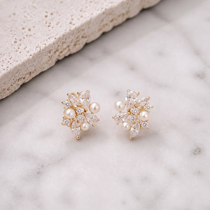 Boucles d'oreilles de mariée ER5552 – puces florales zircons et perles, dorées G.Westerleigh