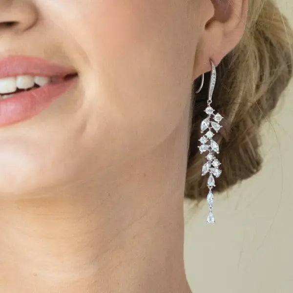 Boucles d'oreilles de mariée Sandringham, zircons, Ivory & Co
