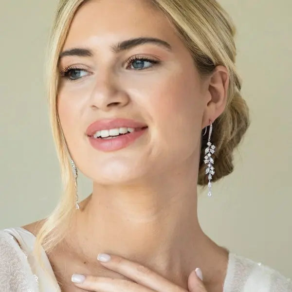Boucles d'oreilles de mariée Sandringham, zircons, Ivory & Co