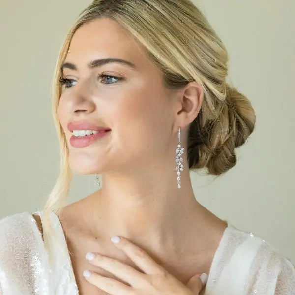 Boucles d'oreilles de mariée Sandringham, zircons, Ivory & Co