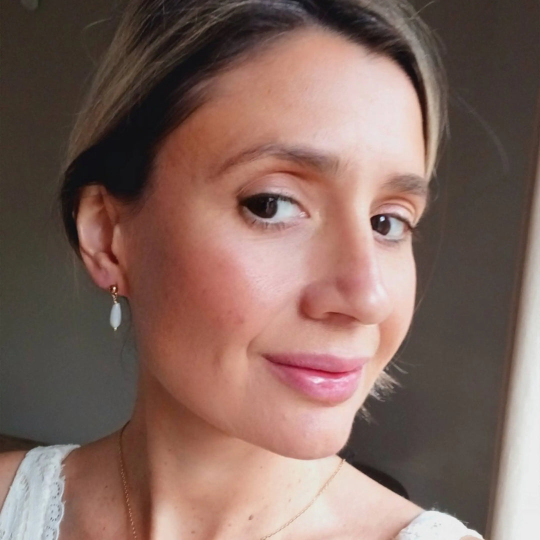 Boucles d'oreilles de mariée avec gouttes en nacre blanche.: Doré L'atelier du 6