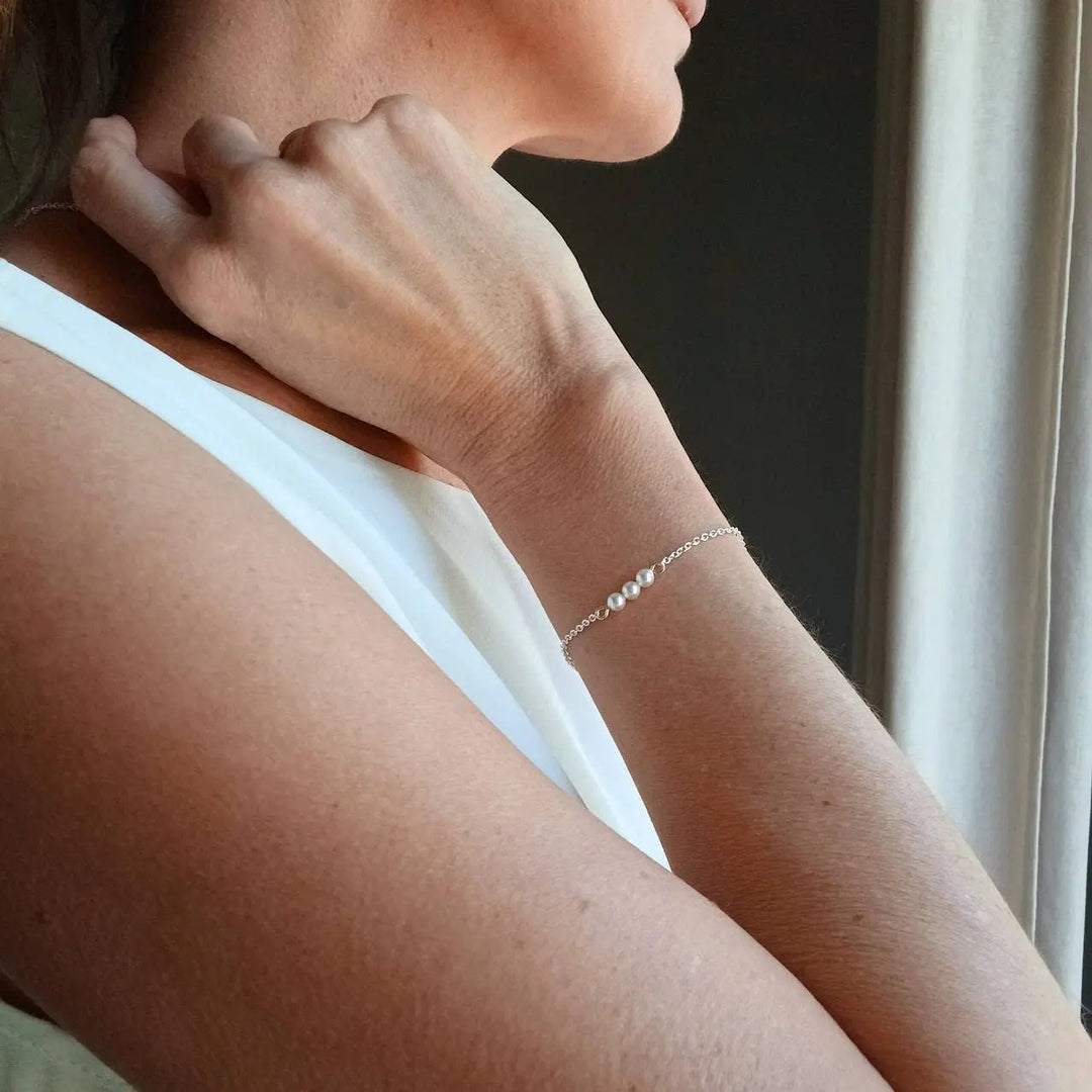 Bracelet Fin À Perles Nacrées – Bijou Minimaliste Et Chic Cé: Argenté/ Ivoire / Acier L'atelier du 6