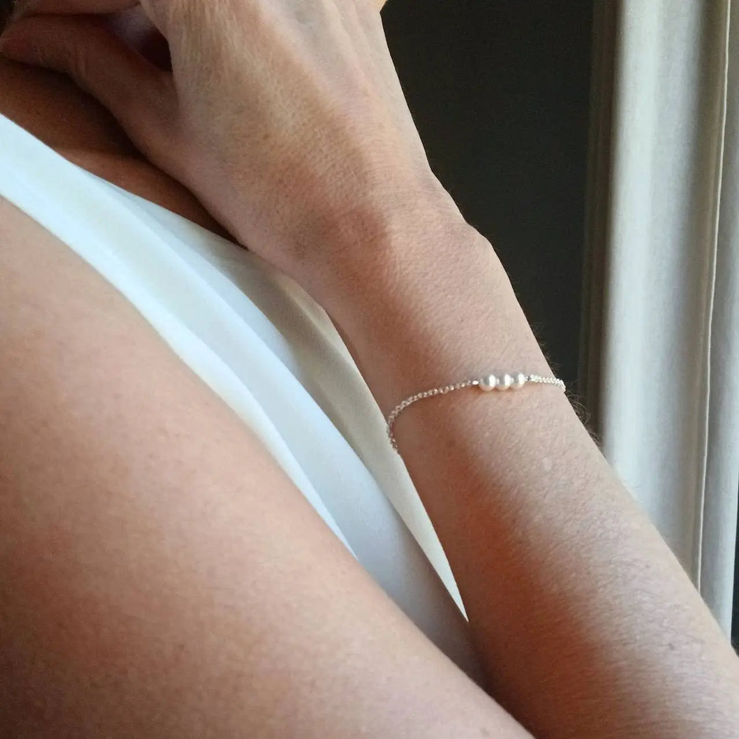 Bracelet Fin À Perles Nacrées – Bijou Minimaliste Et Chic Cé: Argenté/ Ivoire / Acier L'atelier du 6