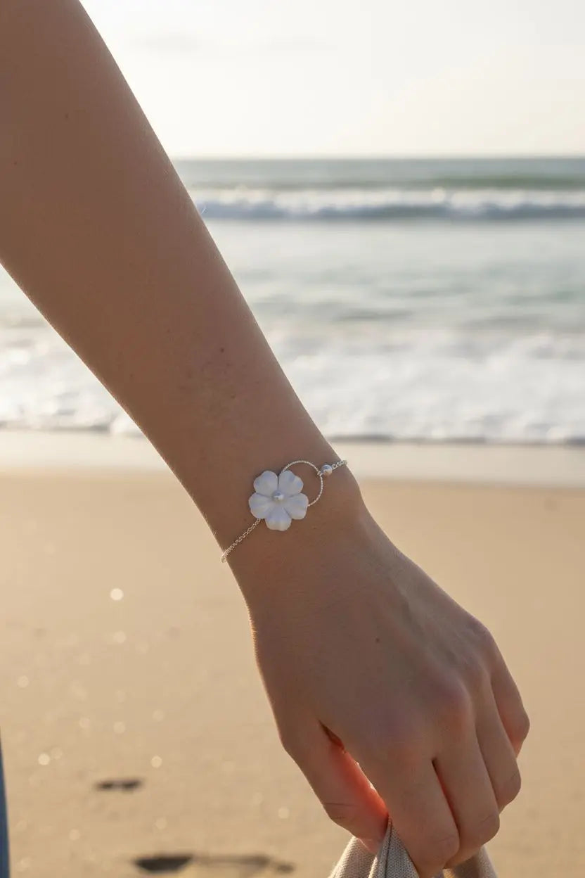 Bracelet de mariée à fleur blanche en tissu et perle nacrée.: Argent L'atelier du 6