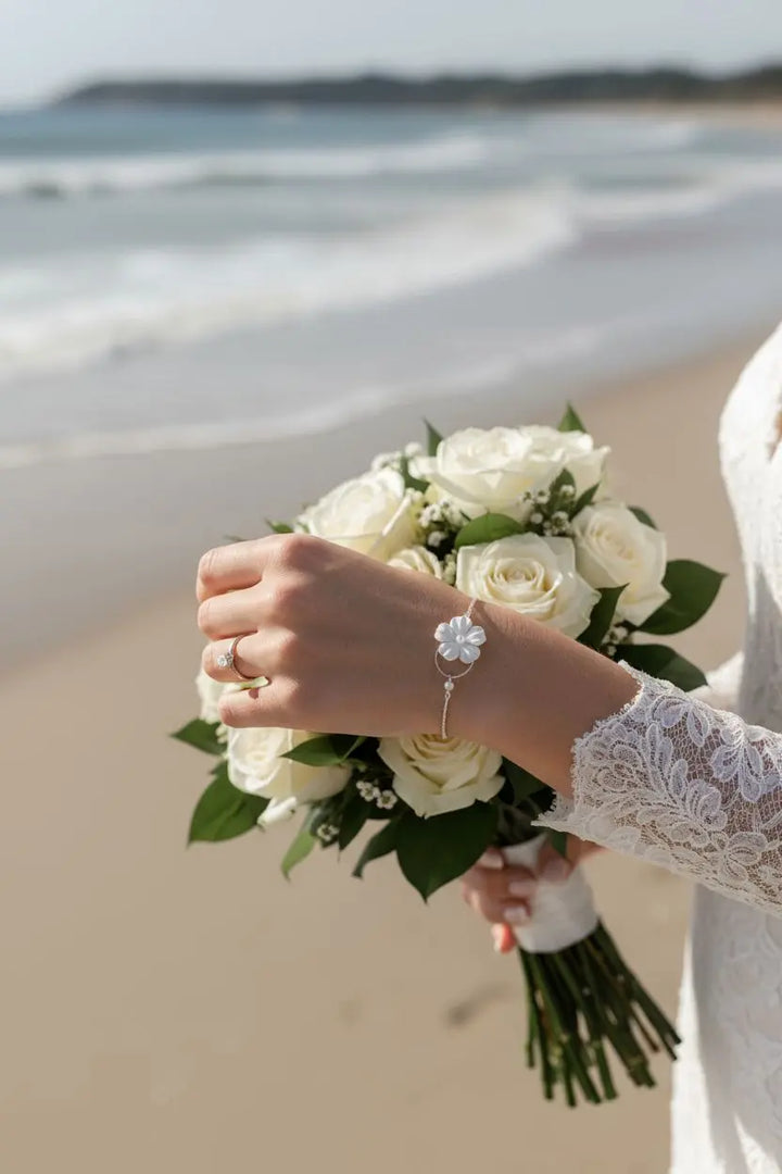 Bracelet de mariée à fleur blanche en tissu et perle nacrée.: Argent L'atelier du 6