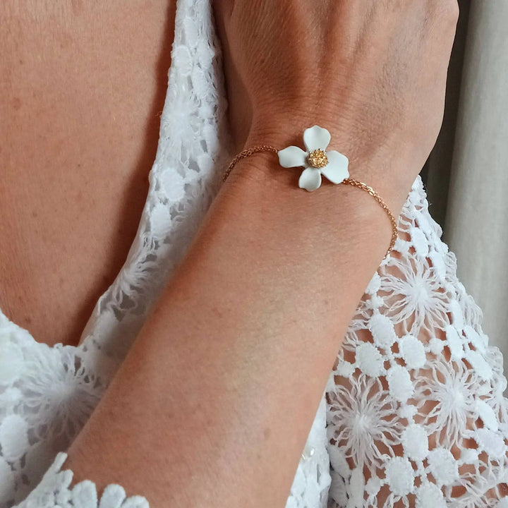 Bracelet de mariée chaîne double dorée avec Hibiscus blanc. L'atelier du 6