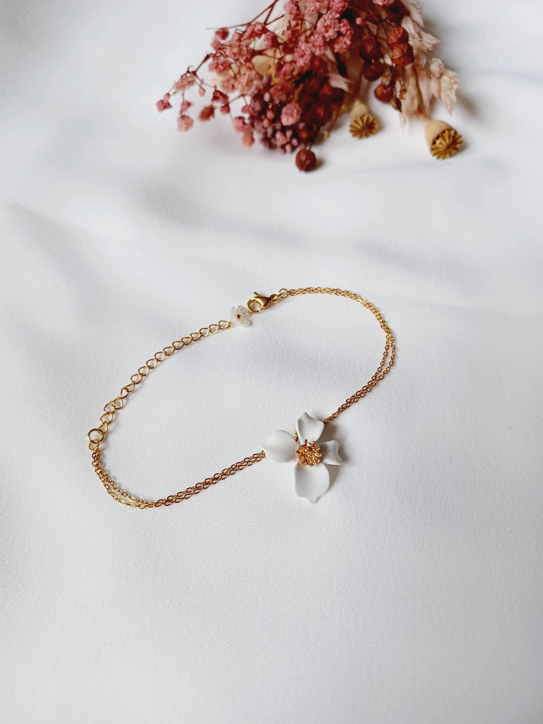 Bracelet de mariée chaîne double dorée avec Hibiscus blanc. L'atelier du 6