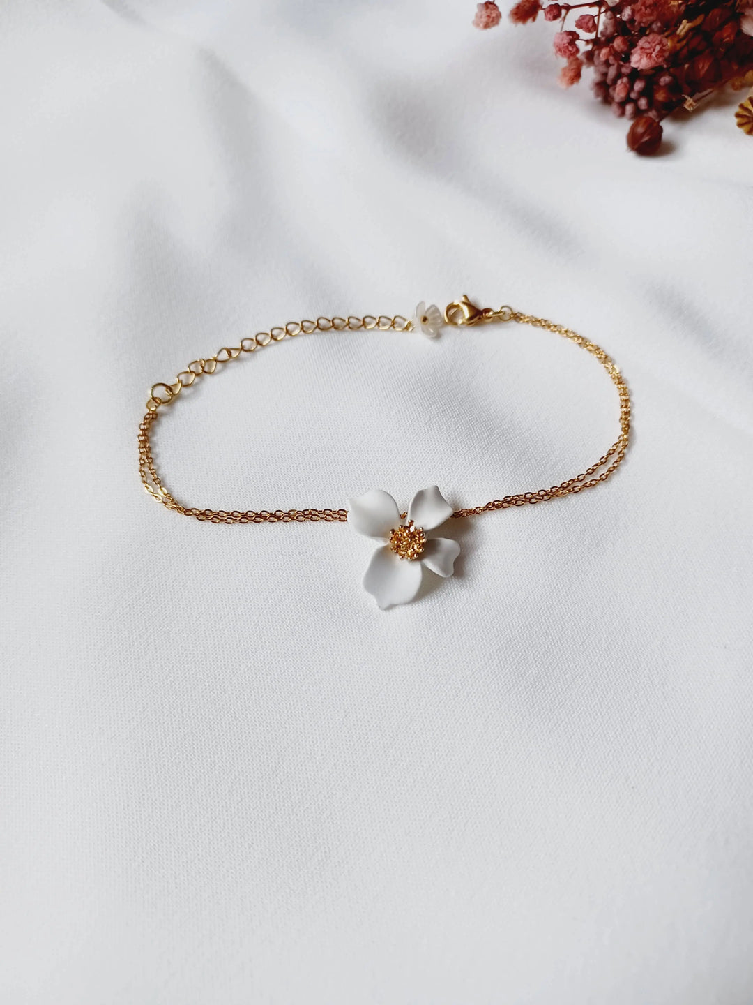 Bracelet de mariée chaîne double dorée avec Hibiscus blanc. L'atelier du 6