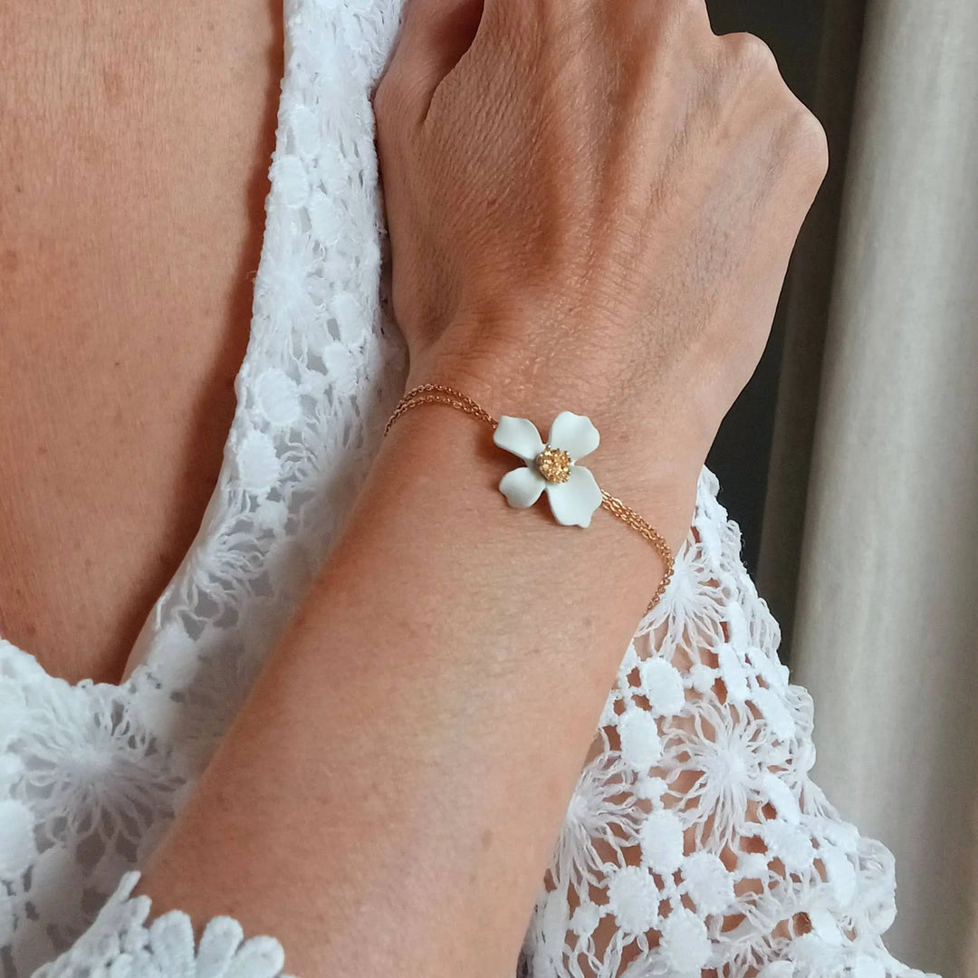 Bracelet de mariée chaîne double dorée avec Hibiscus blanc. L'atelier du 6