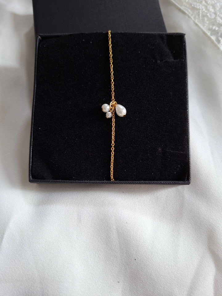 Bracelet mariée doré ou argenté- 3 perles nacrées.: Doré L'atelier du 6