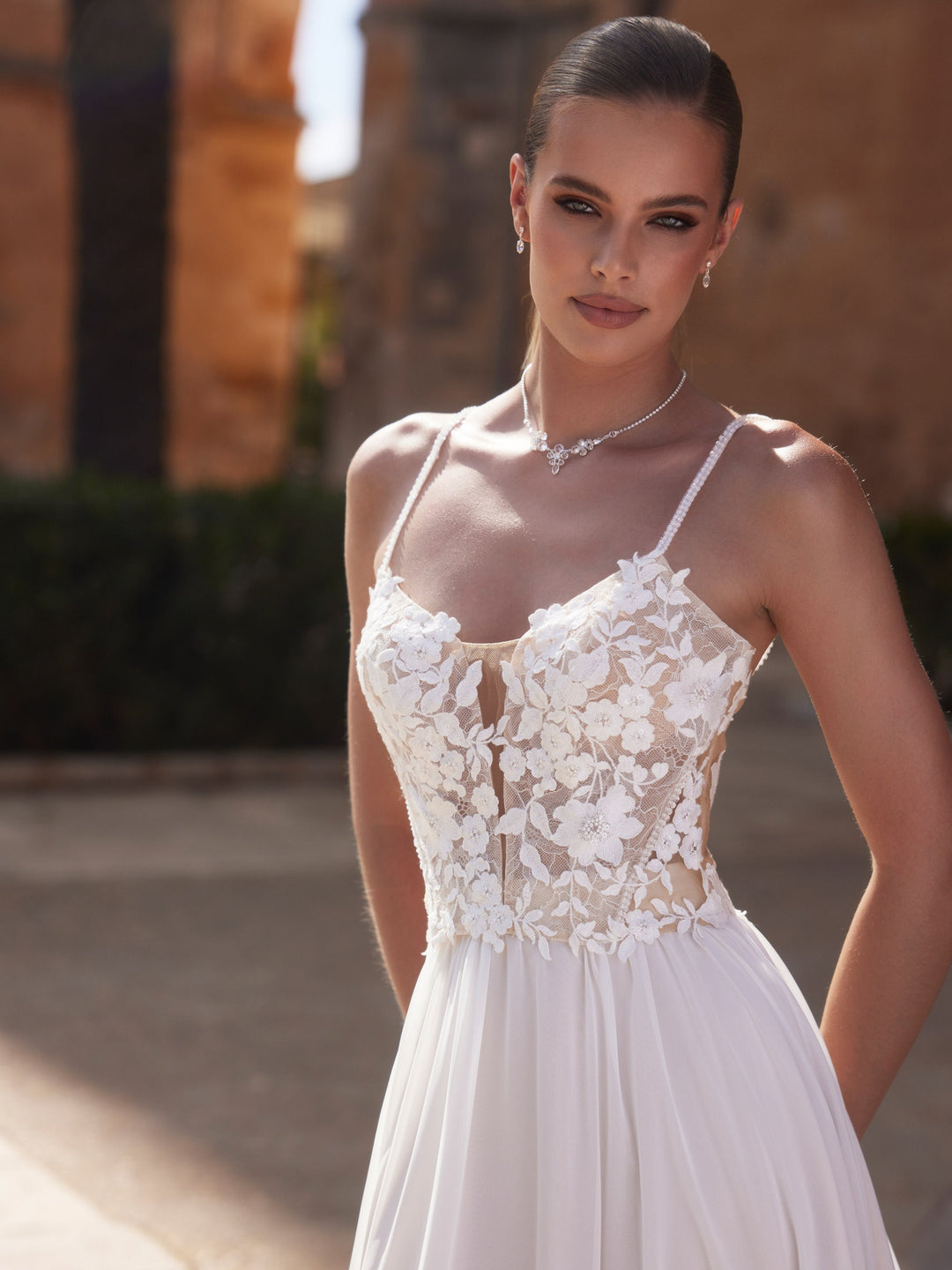 Bustier de mariée E472 en tulle et dentelle ivoire à décolleté en V, Bianco Evento