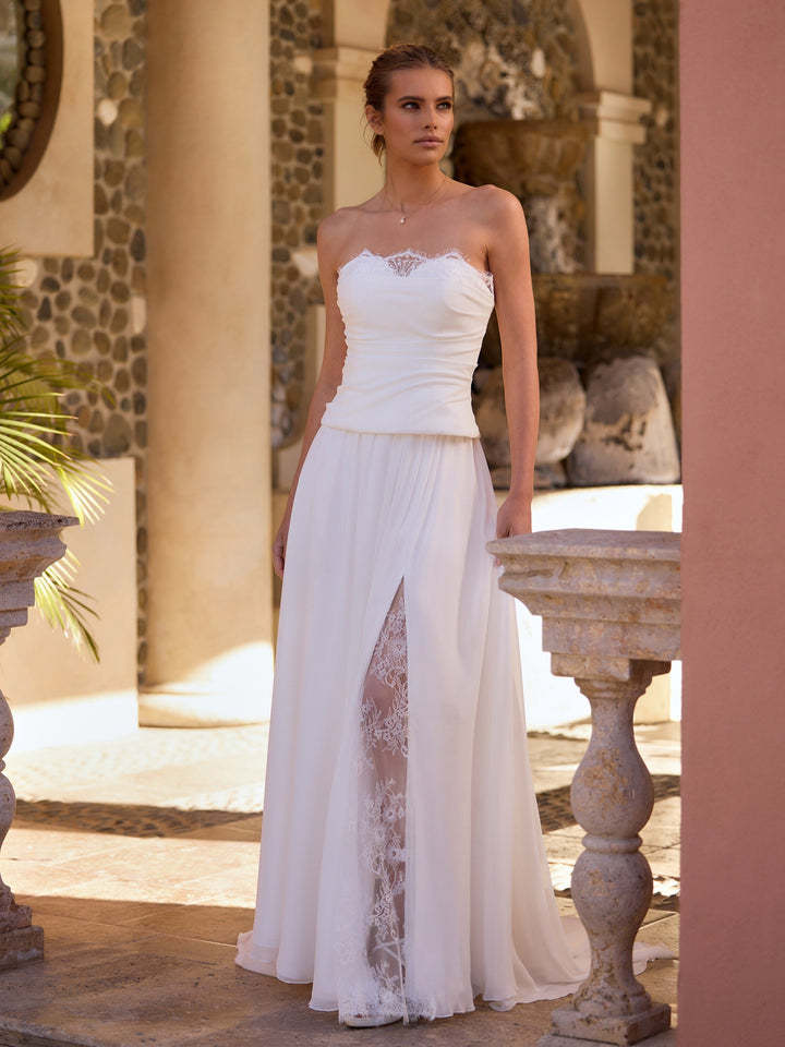 Détail du liseré de dentelle du bustier de mariée E542 Bianco Evento