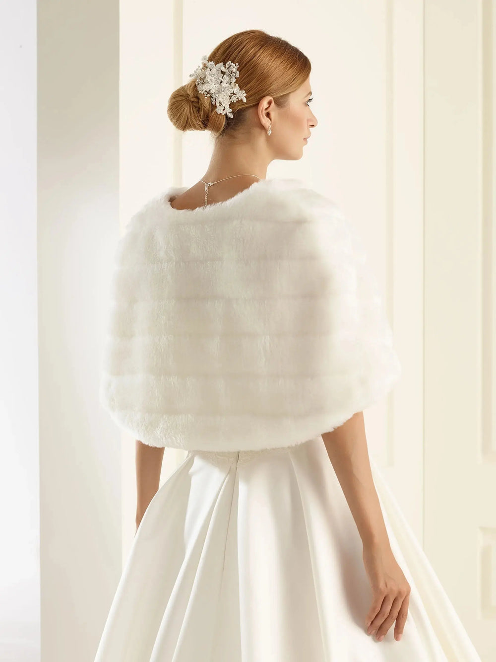 CAPE DE MARIÉE EN FAUSSE FOURRURE BLANCHE DOUBLÉE SATIN -  E139 Bianco Evento