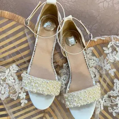 CARRIE – SANDALES SATIN & PERLES IVOIRE TALON BLOC 7 CM THE PERFECT BRIDAL COMPANY