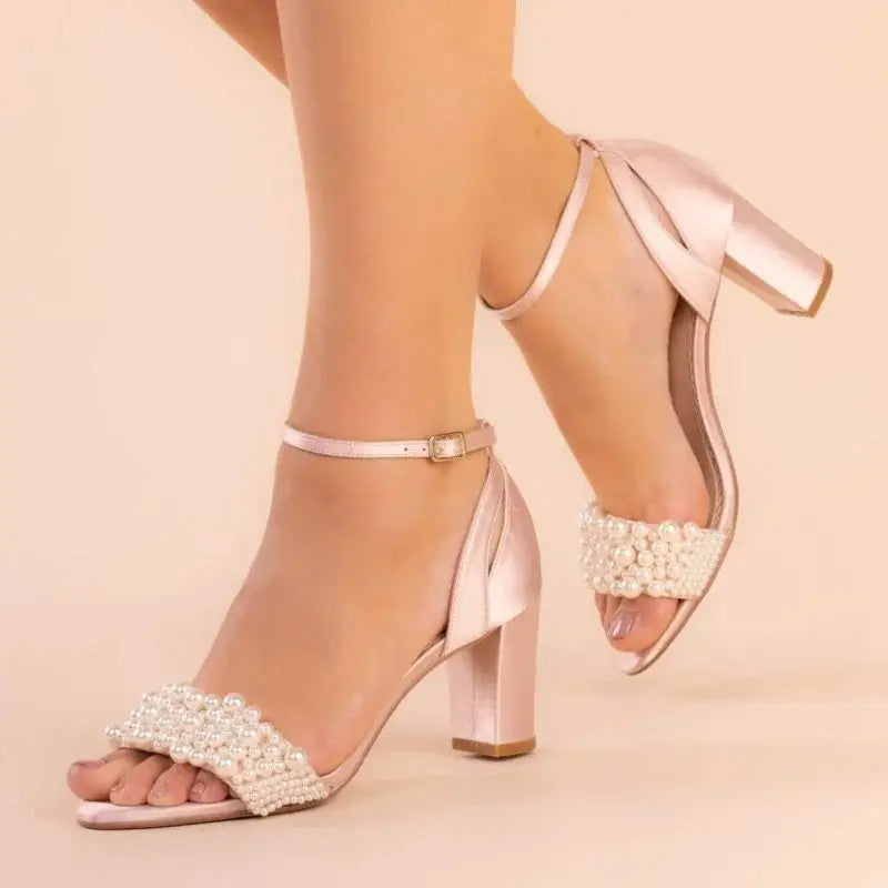 CARRIE – SANDALES SATIN & PERLES IVOIRE TALON BLOC 7 CM THE PERFECT BRIDAL COMPANY