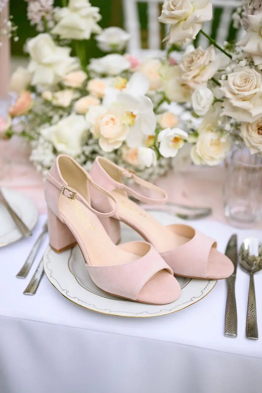 CHAUSSURES DE MARIÉE AMELIA – DAIM ROSE POUDRÉ À TALON BLOC CONFORTABLE G.Westerleigh