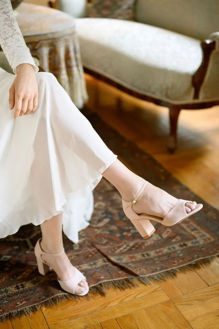 CHAUSSURES DE MARIÉE AMELIA – DAIM ROSE POUDRÉ À TALON BLOC CONFORTABLE G.Westerleigh