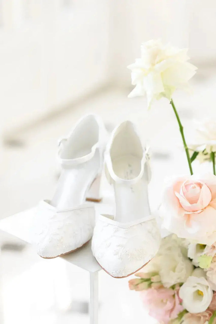 CHAUSSURES DE MARIÉE INDIRA – DENTELLE SUR SATIN IVOIRE ET TALON BLOC 7 CM G.Westerleigh