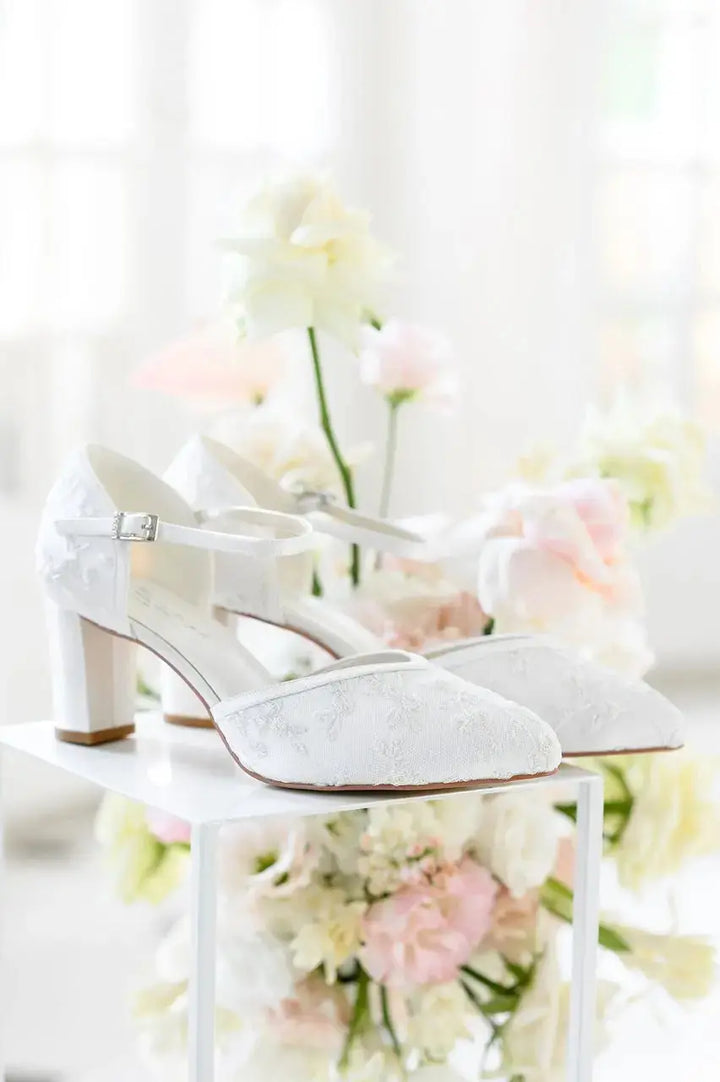 CHAUSSURES DE MARIÉE INDIRA – DENTELLE SUR SATIN IVOIRE ET TALON BLOC 7 CM G.Westerleigh