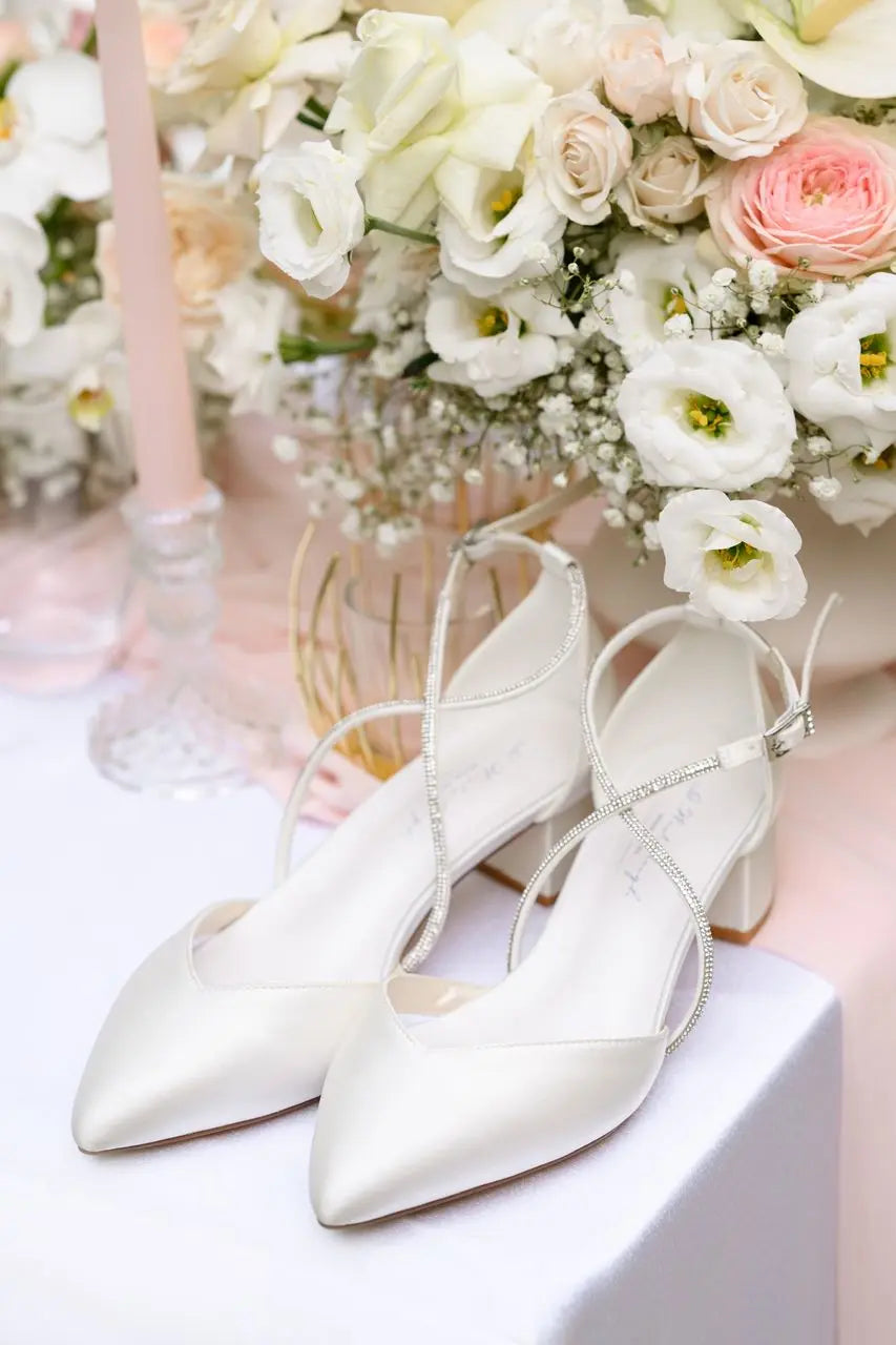 CHAUSSURES DE MARIÉE INEZ – DEUX BRIDES INCLUSES : STRASS SCINTILLANTS & SATIN IVOIRE G.Westerleigh