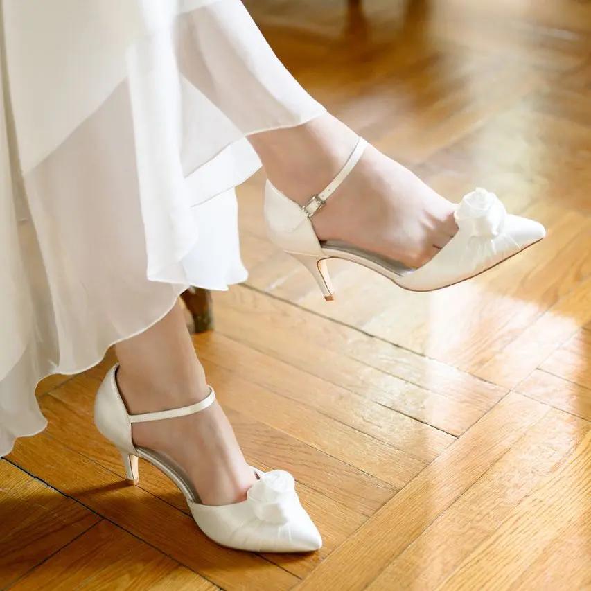 CHAUSSURES DE MARIÉE JULIET – SATIN IVOIRE AVEC ORNEMENT ROSE G.Westerleigh