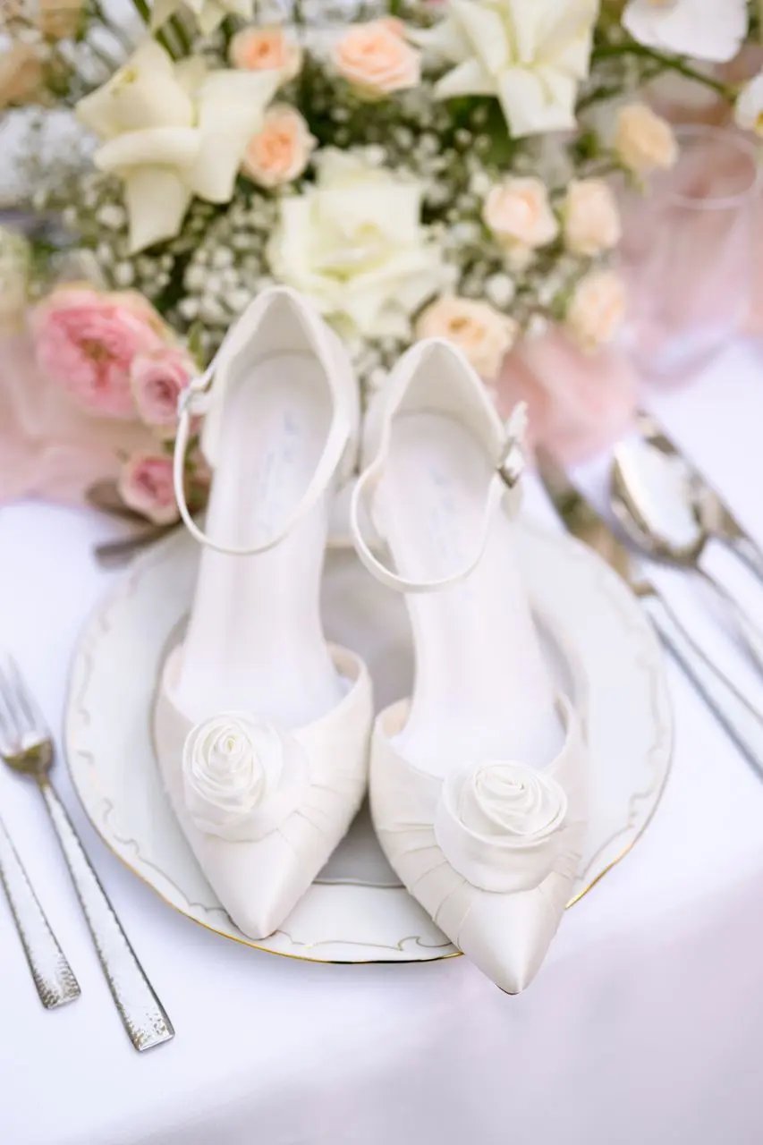 CHAUSSURES DE MARIÉE JULIET – SATIN IVOIRE AVEC ORNEMENT ROSE G.Westerleigh