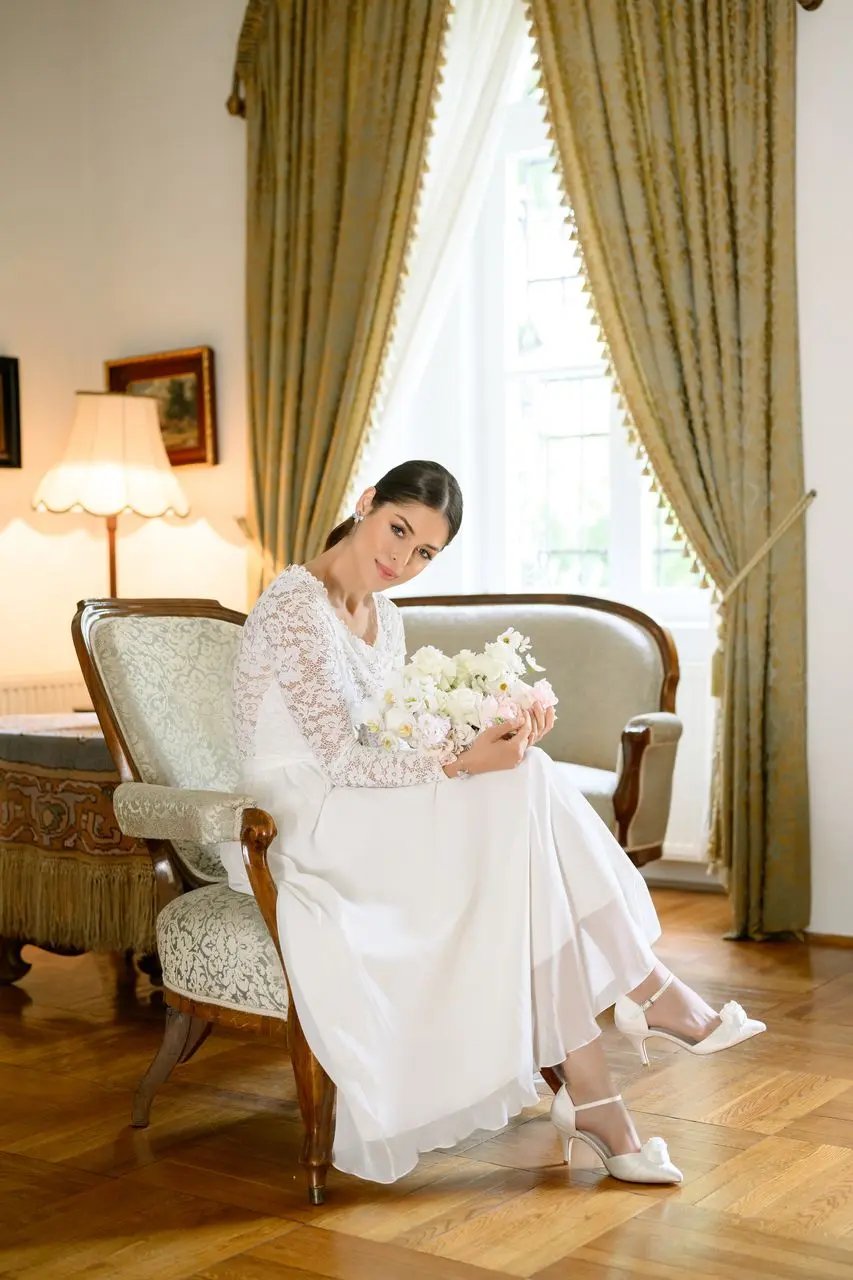 CHAUSSURES DE MARIÉE JULIET – SATIN IVOIRE AVEC ORNEMENT ROSE G.Westerleigh