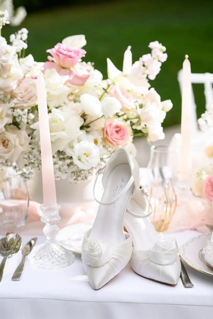 CHAUSSURES DE MARIÉE JULIET – SATIN IVOIRE AVEC ORNEMENT ROSE G.Westerleigh