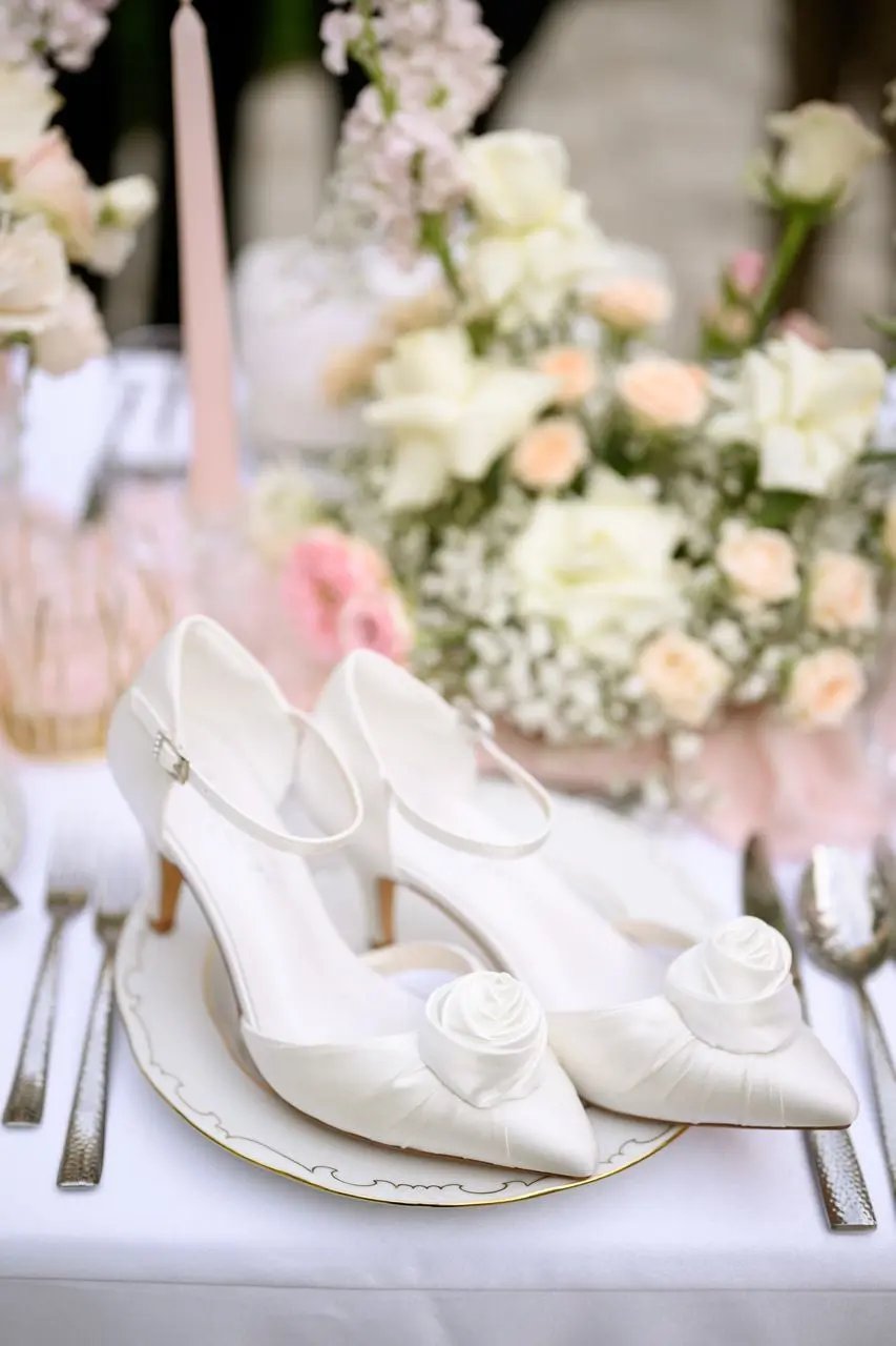 CHAUSSURES DE MARIÉE JULIET – SATIN IVOIRE AVEC ORNEMENT ROSE G.Westerleigh