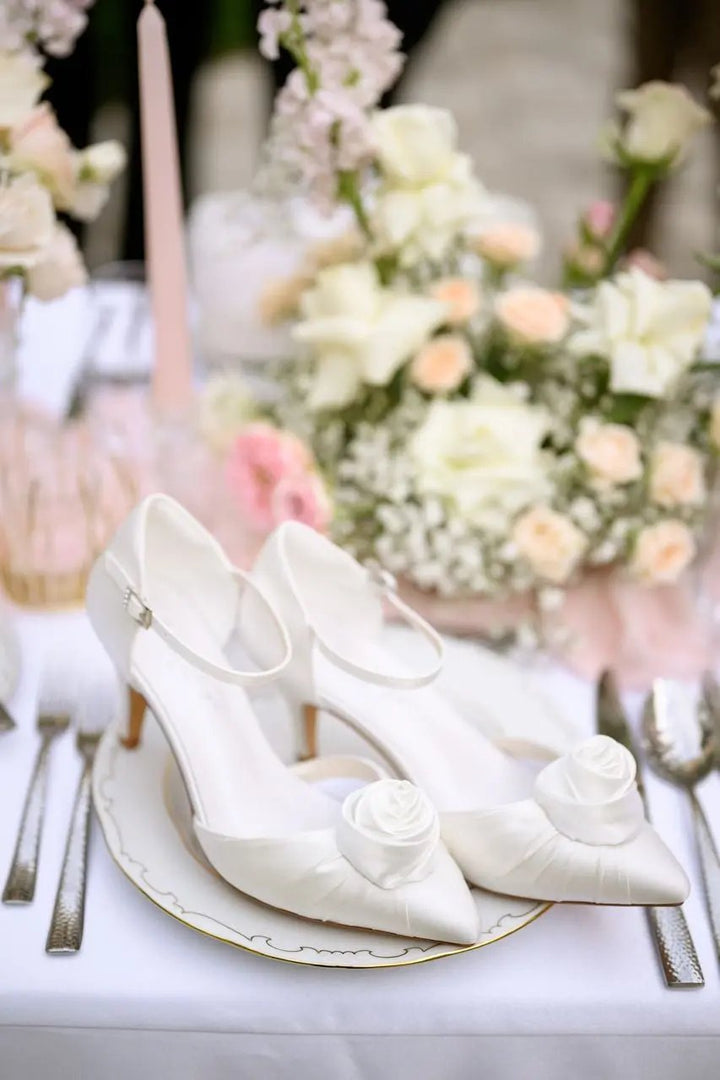 CHAUSSURES DE MARIÉE JULIET – SATIN IVOIRE AVEC ORNEMENT ROSE G.Westerleigh