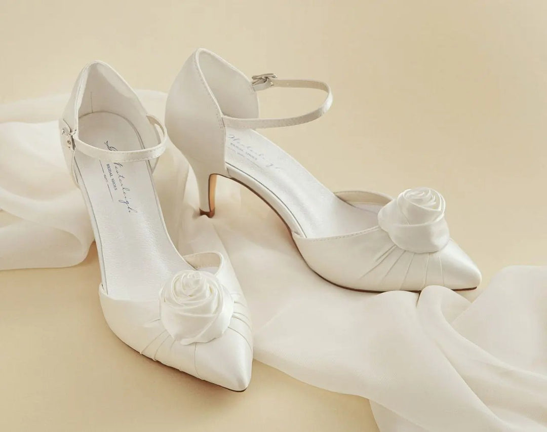 CHAUSSURES DE MARIÉE JULIET – SATIN IVOIRE AVEC ORNEMENT ROSE G.Westerleigh