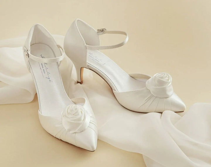CHAUSSURES DE MARIÉE JULIET – SATIN IVOIRE AVEC ORNEMENT ROSE G.Westerleigh