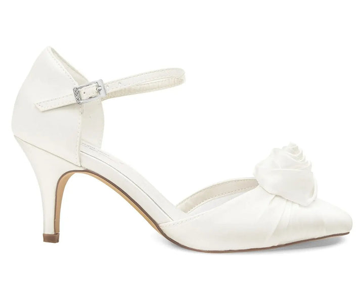 CHAUSSURES DE MARIÉE JULIET – SATIN IVOIRE AVEC ORNEMENT ROSE G.Westerleigh