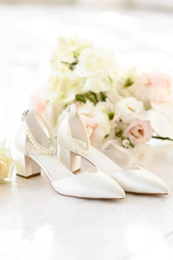CHAUSSURES DE MARIÉE MADISON AVEC BRIDE EN PERLES D’EAU DOUCE – SATIN IVOIRE OU CHAMPAGNE G.Westerleigh